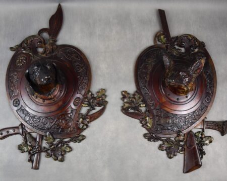 Para myśliwskich plakiet, żeliwo polichromowane, kon. XIX w.