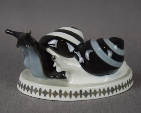 Figurka "Ślimaki", proj. Christian Metzger, Heubach, Niemcy, pocz. XX w.