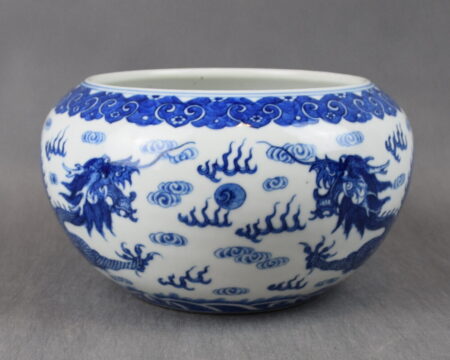 Misa z dwoma smokami walczącymi o perłę, Chiny, sygnowana Yongzheng XX w.