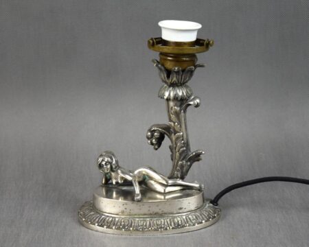 Lampka z nagą kobietą, brąz srebrzony, kon. XIX w. Erotyk